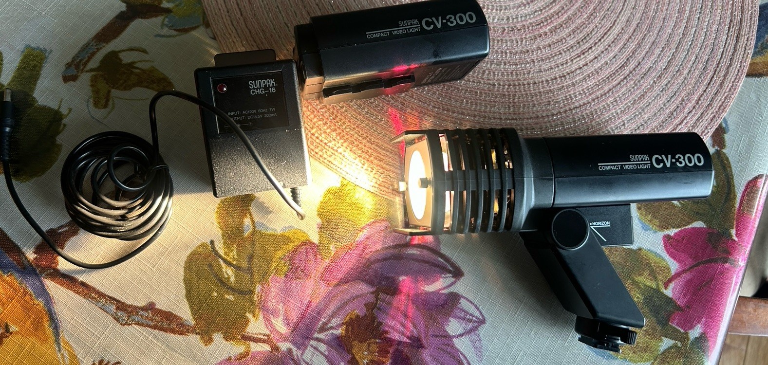 Vintage Sunpak Auto CV-300 Auto Video Camera Light 2 CL-5 Batteries A/C Charger