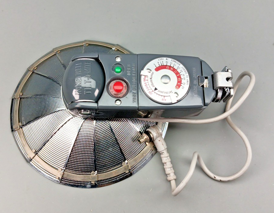 Honeywell Tilt-A-Mite Camera Flash Unit Collapsible Fan Style – Vintage