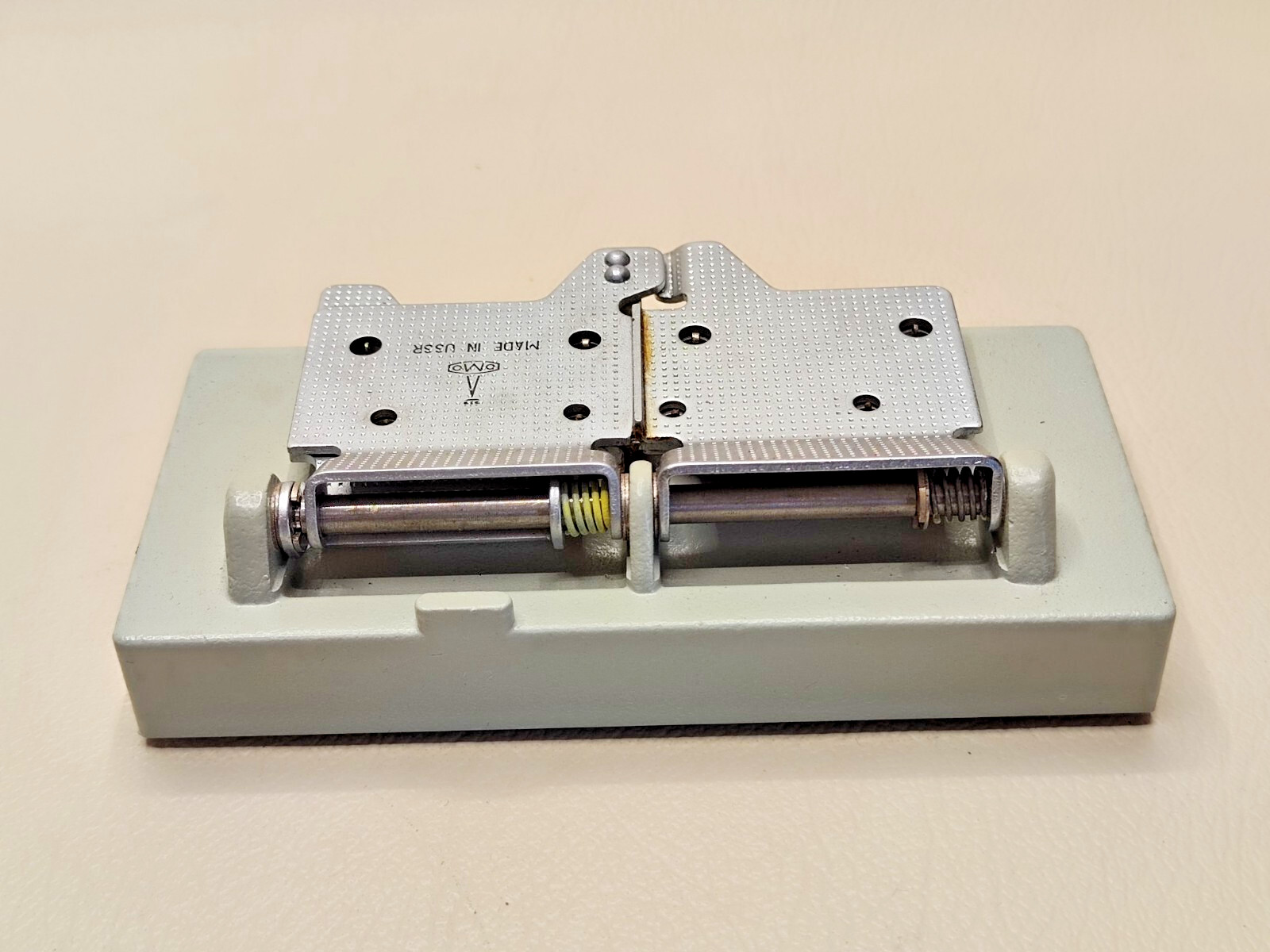 Press MPP-4 for editing, cutting and gluing 8mm, 16mm film, “super” and regular