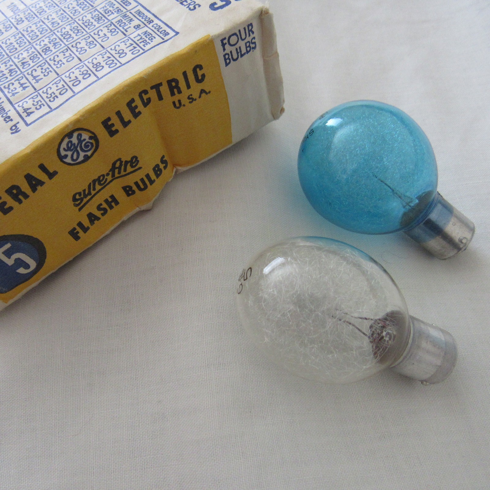 Vintage Lot of 12 Westinghouse Flash Bulbs M2B, 4 GE No 5 Flash Bulbs 6 GE Cubes