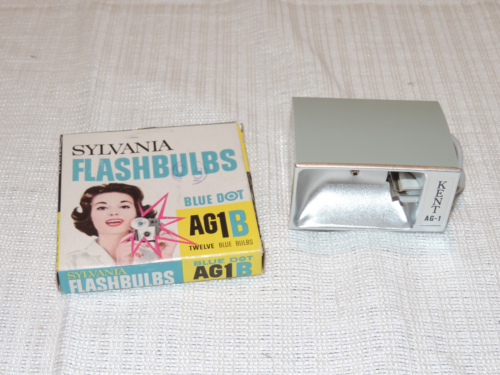 Kent AG1 Flash Attachment with 10 Sylvania AG1B Blue Dot Bulbs