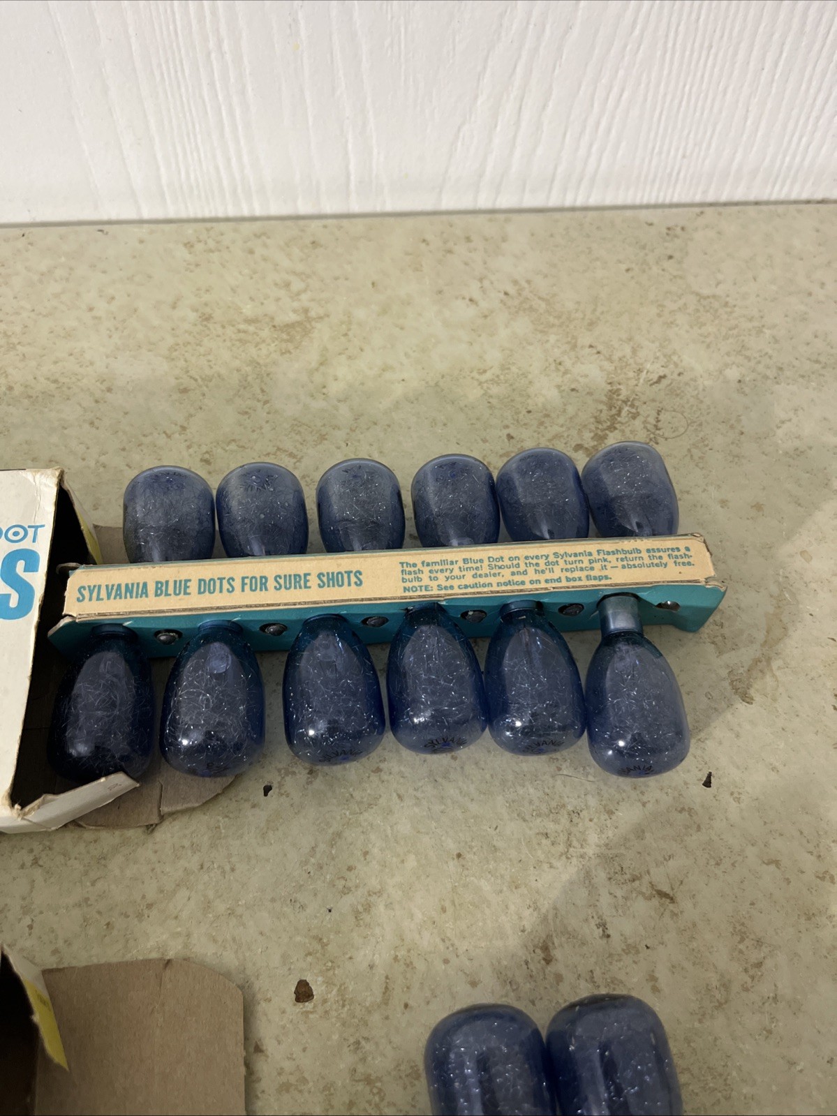 Vintage Sylvania M3B Blue Dot Flashbulbs 16 Pack