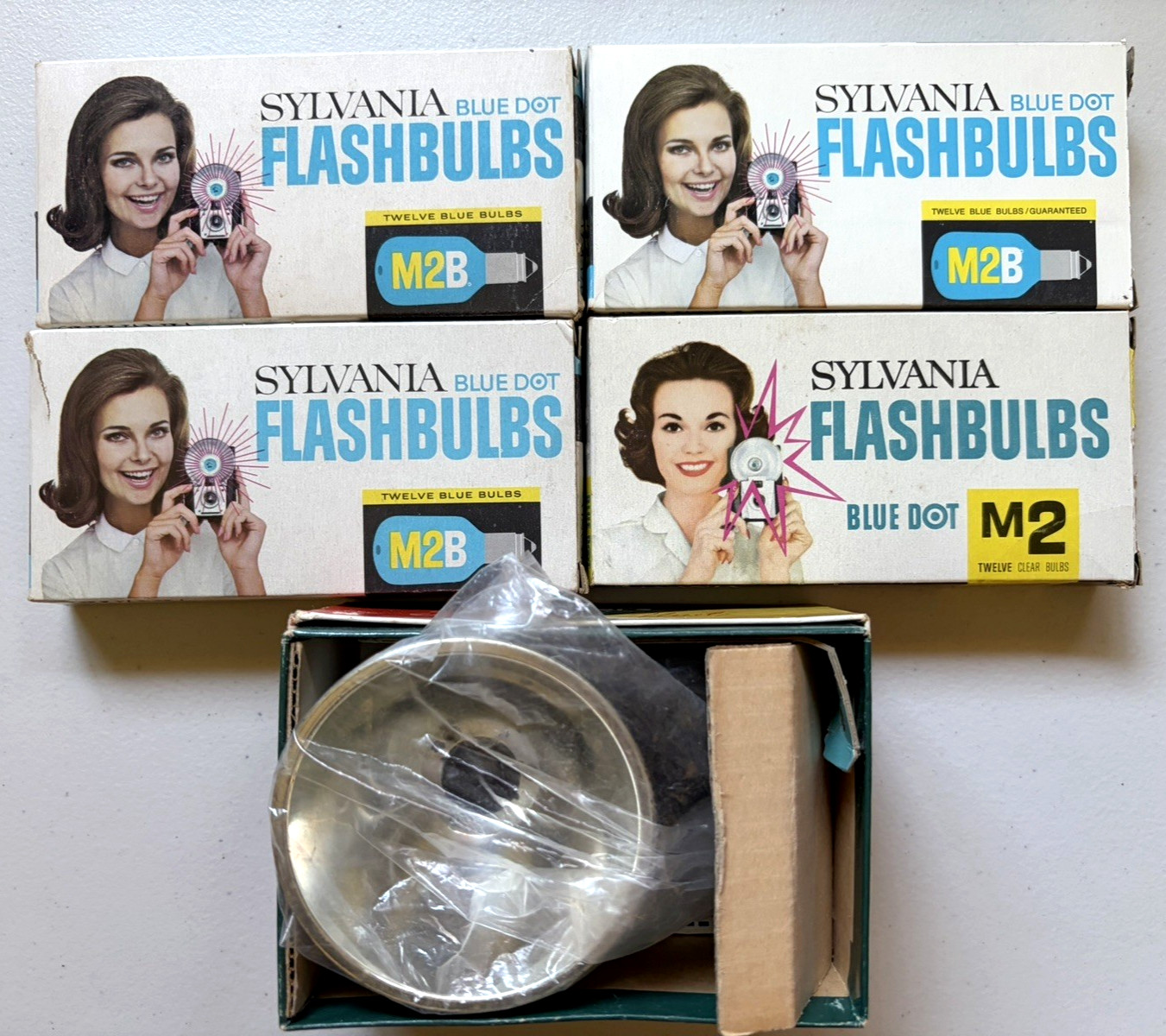 Sylvania Blue Dot ” M2B ” Flashbulbs Boxes & NOMAD Flash Unit