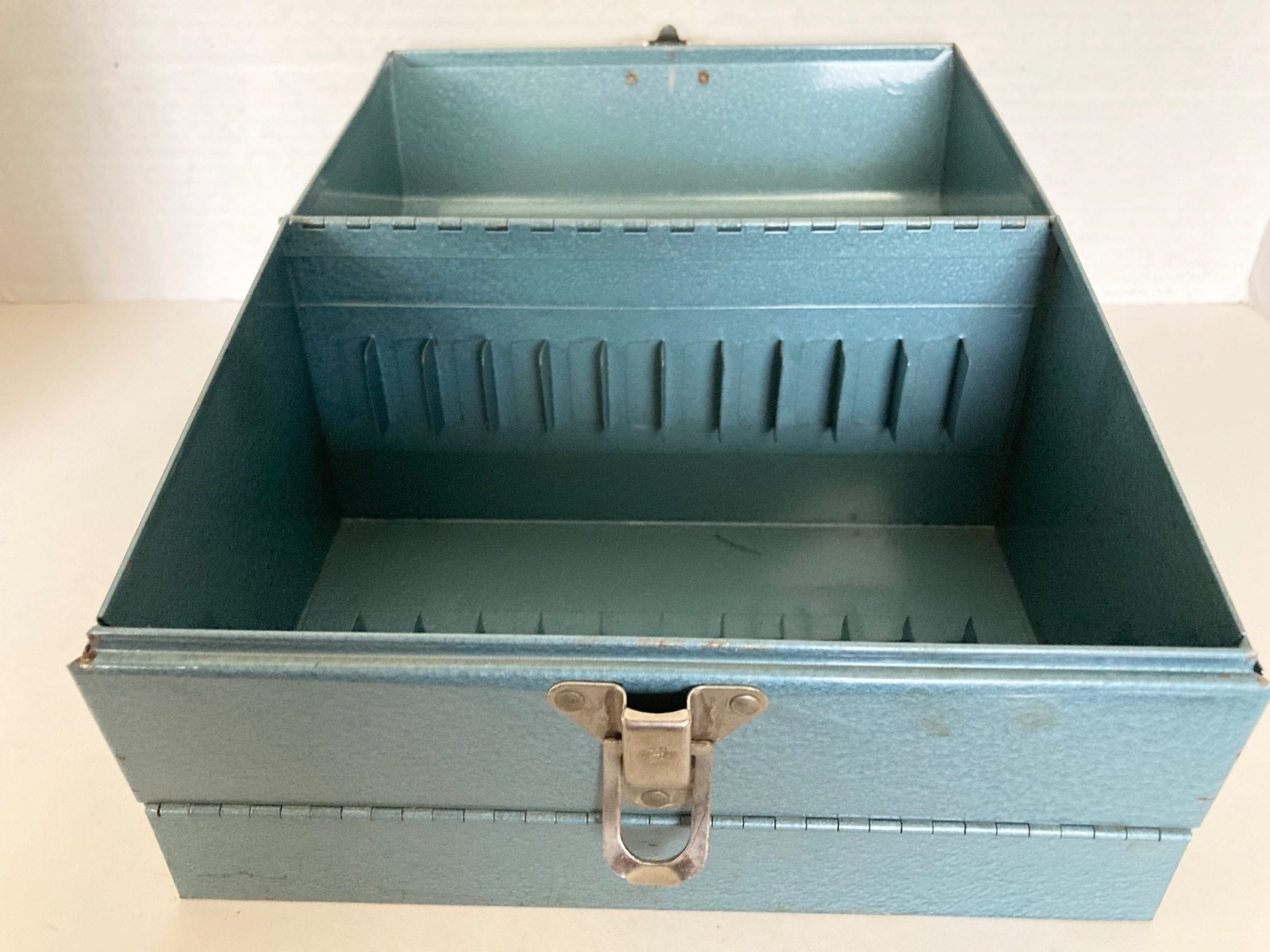 Vintage 8mm Film Movie Reel Metal Carry Case With Handle Storage Carrier 12 Slot