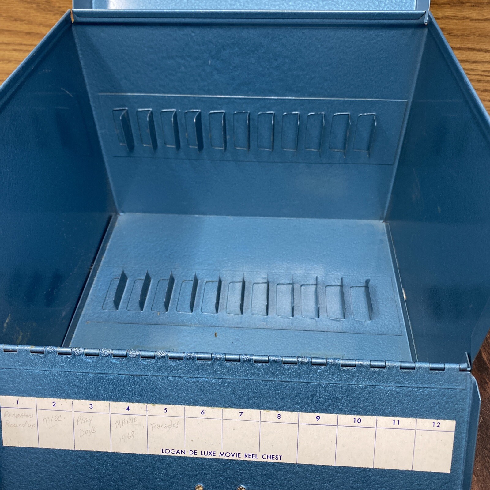 Vintage Blue Logan De luxe Metal 8mm Film Chest Carrying Case-Holds x12 5″ Reels