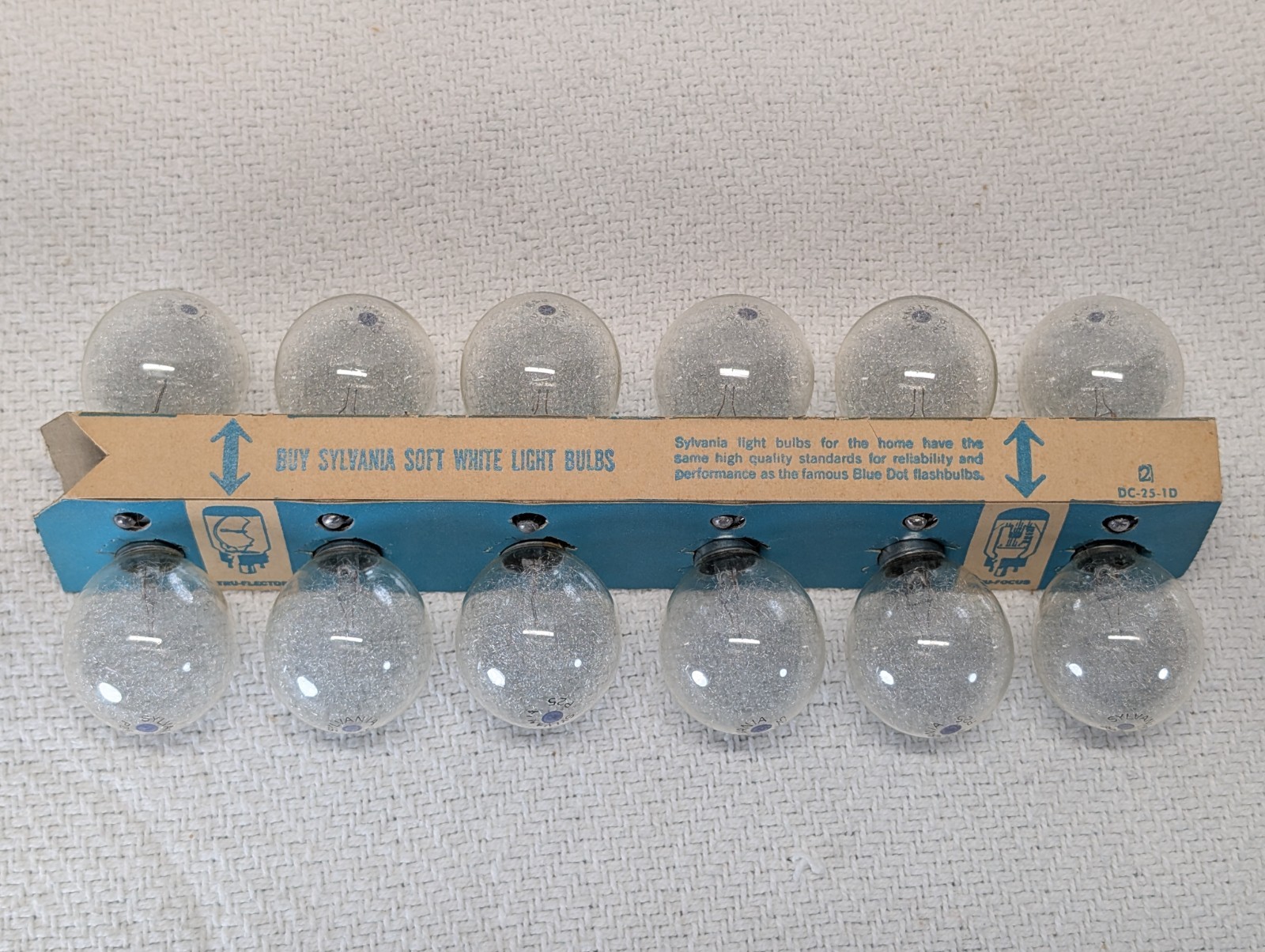 Vintage Box of 12 Sylvania blue dot flash bulbs number 25