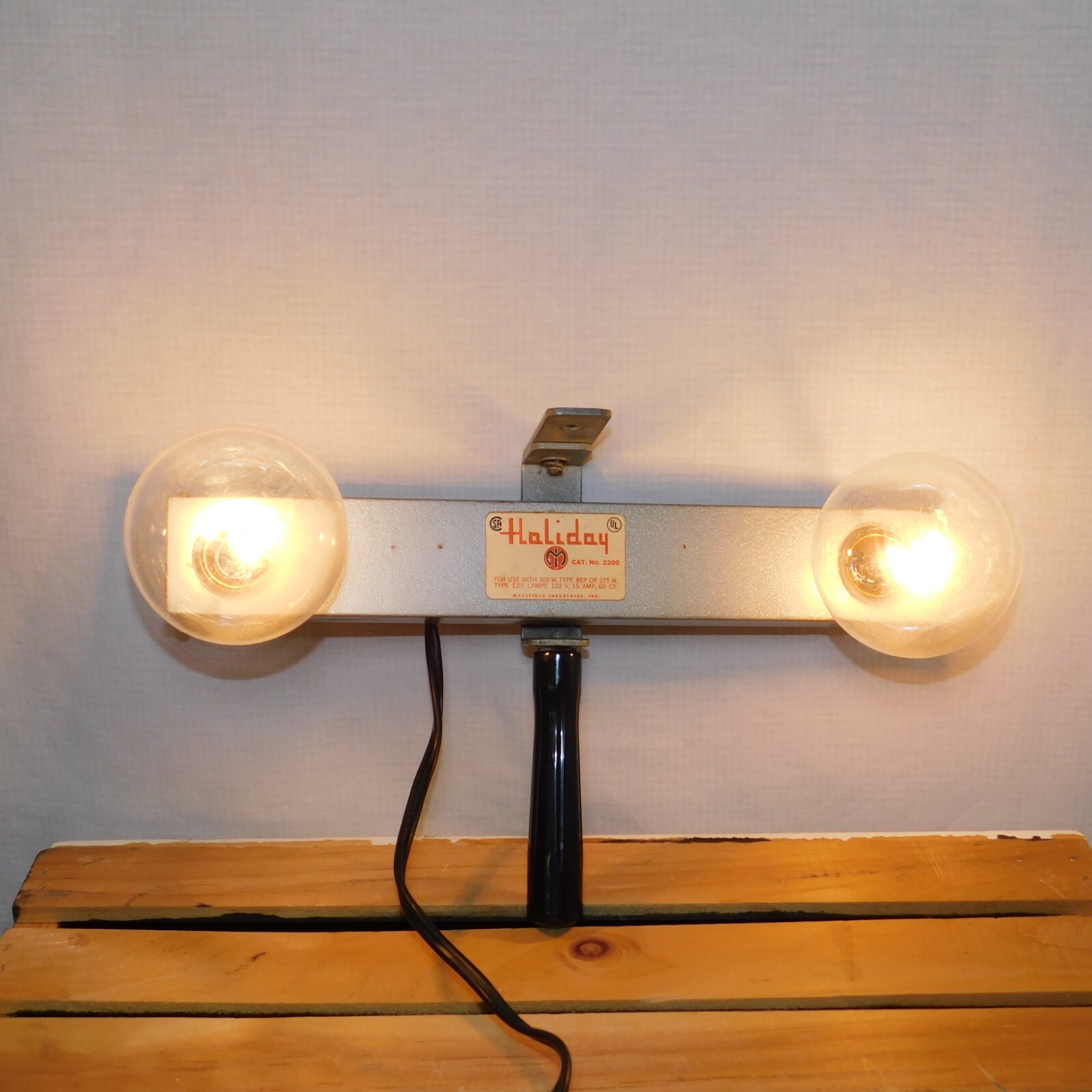 Vintage 1960s HOLIDAY 2200 Electric Camera Movie Film Filming 2 Bulb Light Bar