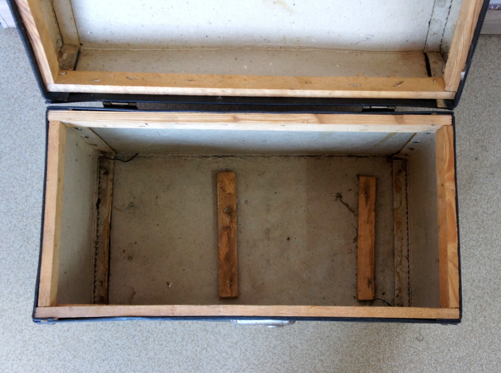 ORIGINAL HARD HEAVY CASE FROM CINE MOVIE CAMERA OR OTHER EQUIPPMENT