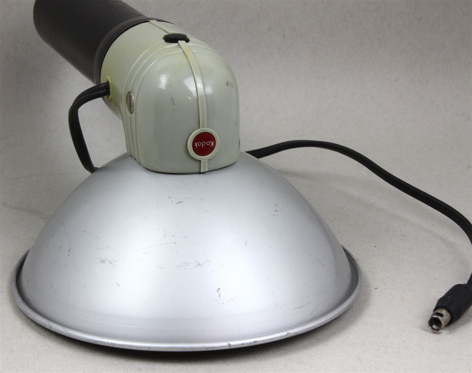KODAK FLASHOLDER w/REFLECTOR & Flash Bulb Bakelite Handle/Battery Case