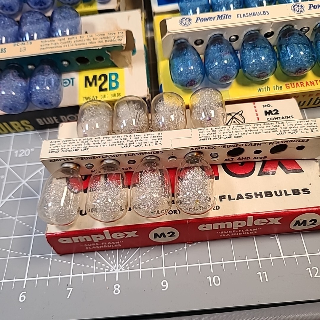 Vintage GE Sylvania M-2B Blue Flashbulbs M2B Flash Bulbs 48 flash Bulbs