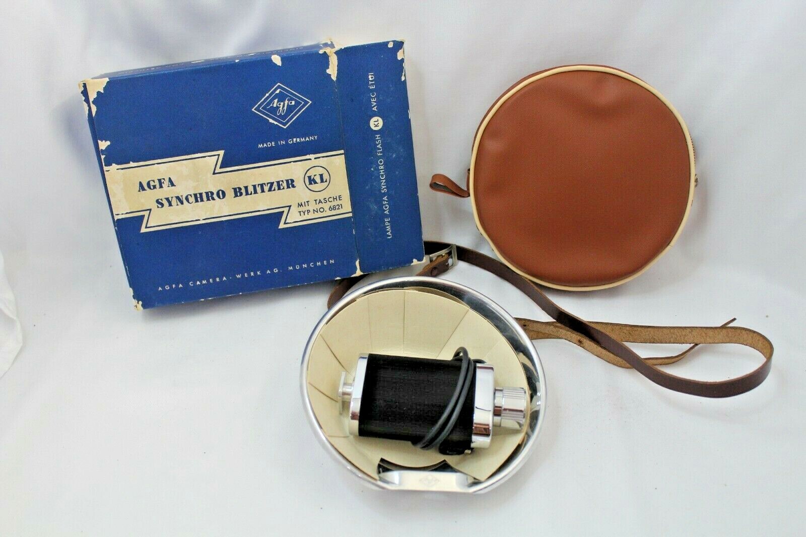 LOT OF VINTAGE CAMERA FLASHES, BULBS, FILTERS, AND ACCESSORIES