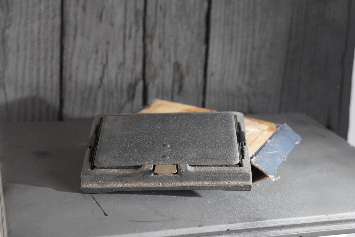 Graflex 2¼ x 3¼ Focusing Panel with Removable Hood in Original Box – (NJL030137)