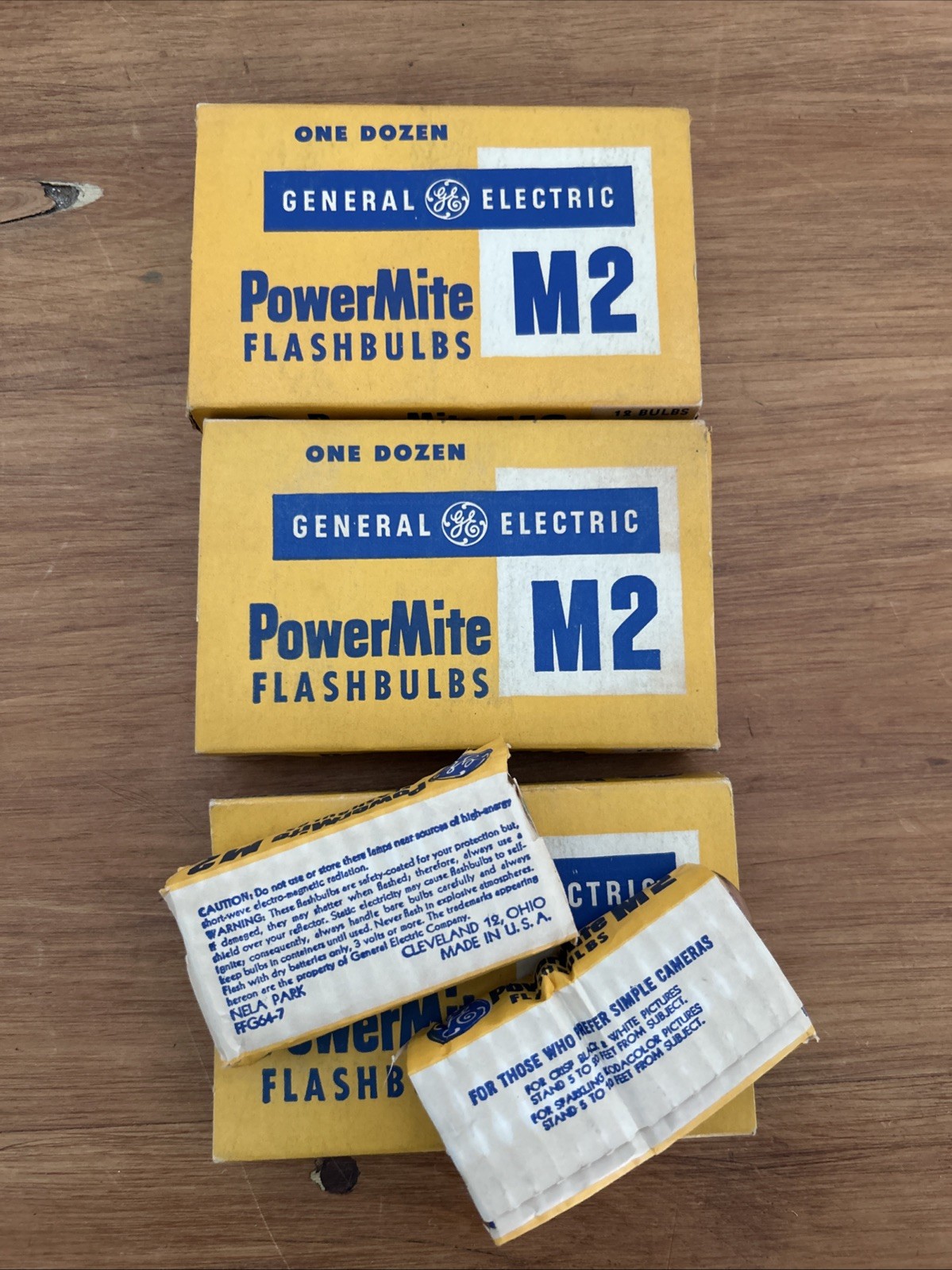 Lot 2 1/2 Boxes Of Vintage GE General Electric M2 PowerMite Flashbulbs Total 31