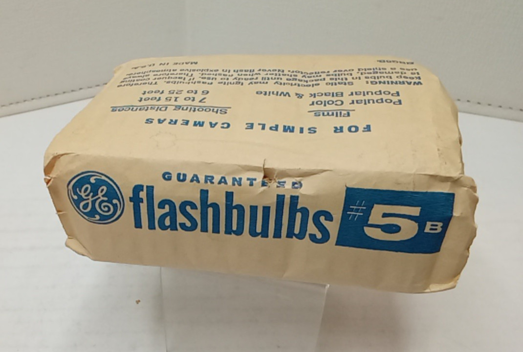 Vintage NOS General Electric SureFire Flash Bulbs #5B Box of 4 for Simple Camera
