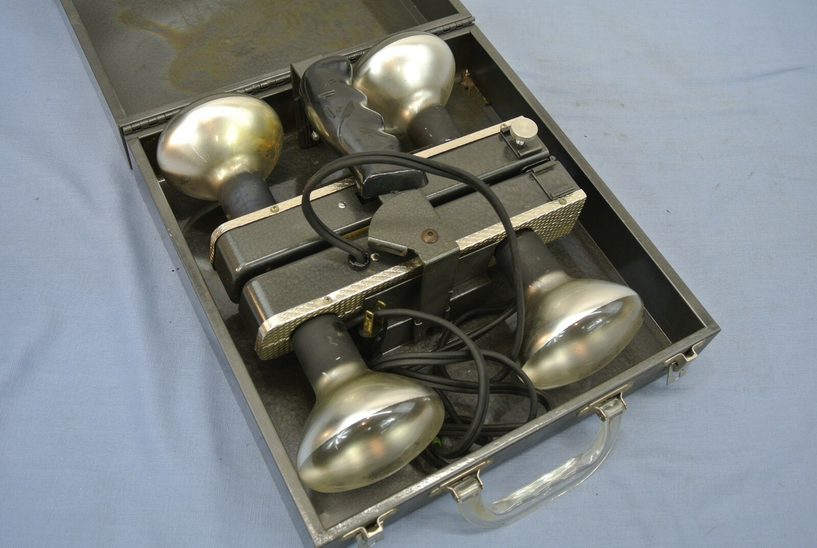 VINTAGE 4 BULB PHOTO LIGHT W/ METAL CASE FOLD-ABLE BAR Kodachrome type A