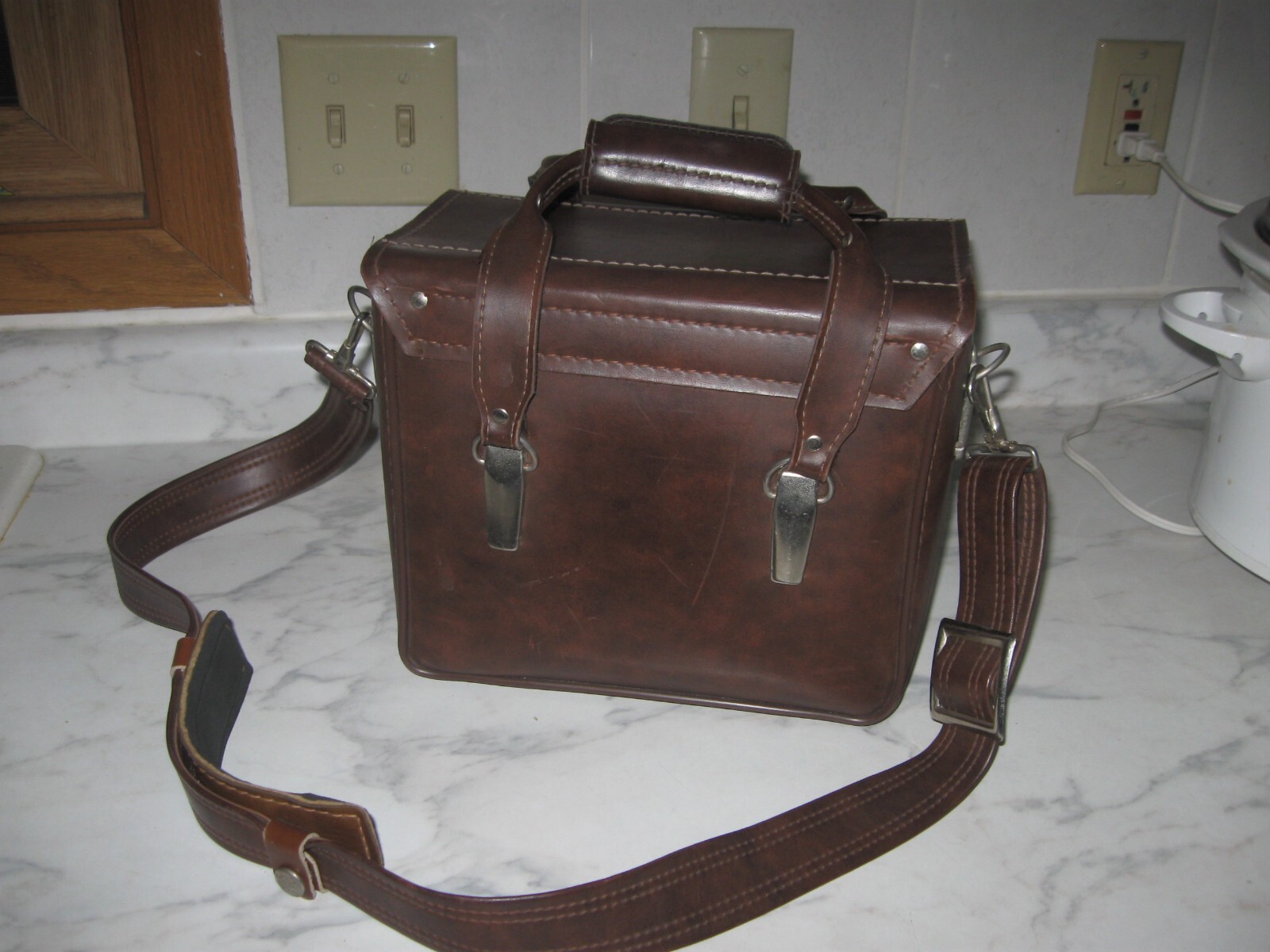 Vintage 11″ x 9″ x 7″ – Brown Leather Camera Bag / Case – With Strap doctor