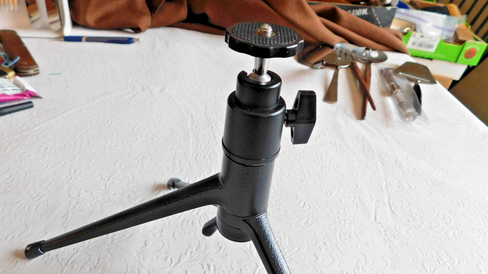 VINTAGE LEITZ WETZLAR GERMANY TABLE TOP CAMERA TRIPOD – VERY NICE!