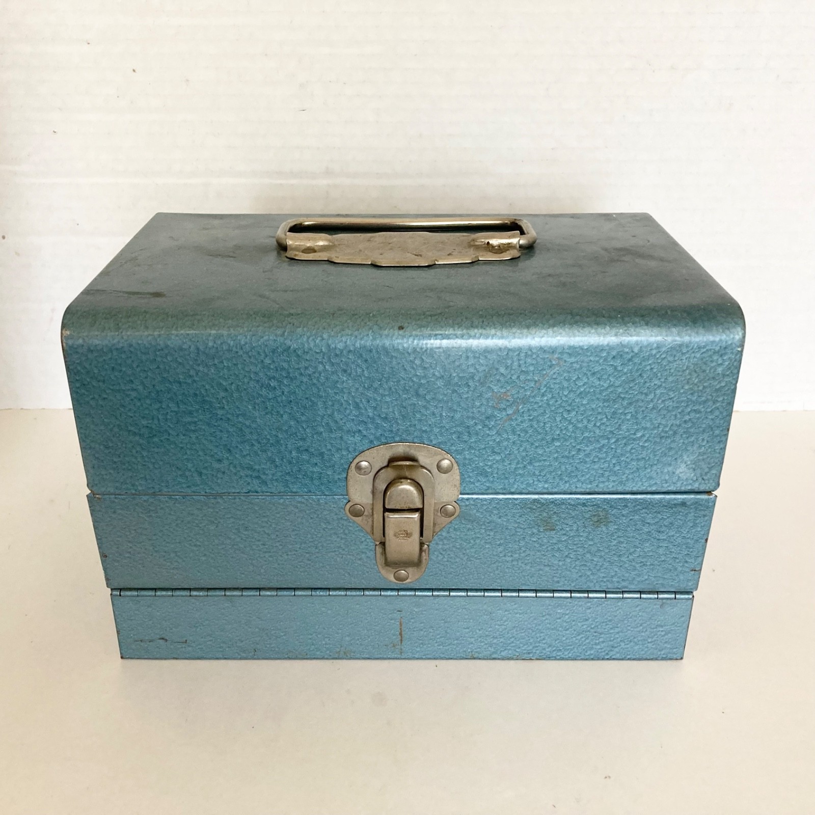 Vintage 8mm Film Movie Reel Metal Carry Case With Handle Storage Carrier 12 Slot