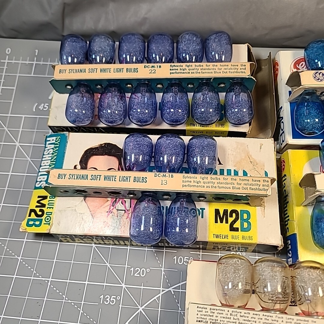 Vintage GE Sylvania M-2B Blue Flashbulbs M2B Flash Bulbs 48 flash Bulbs