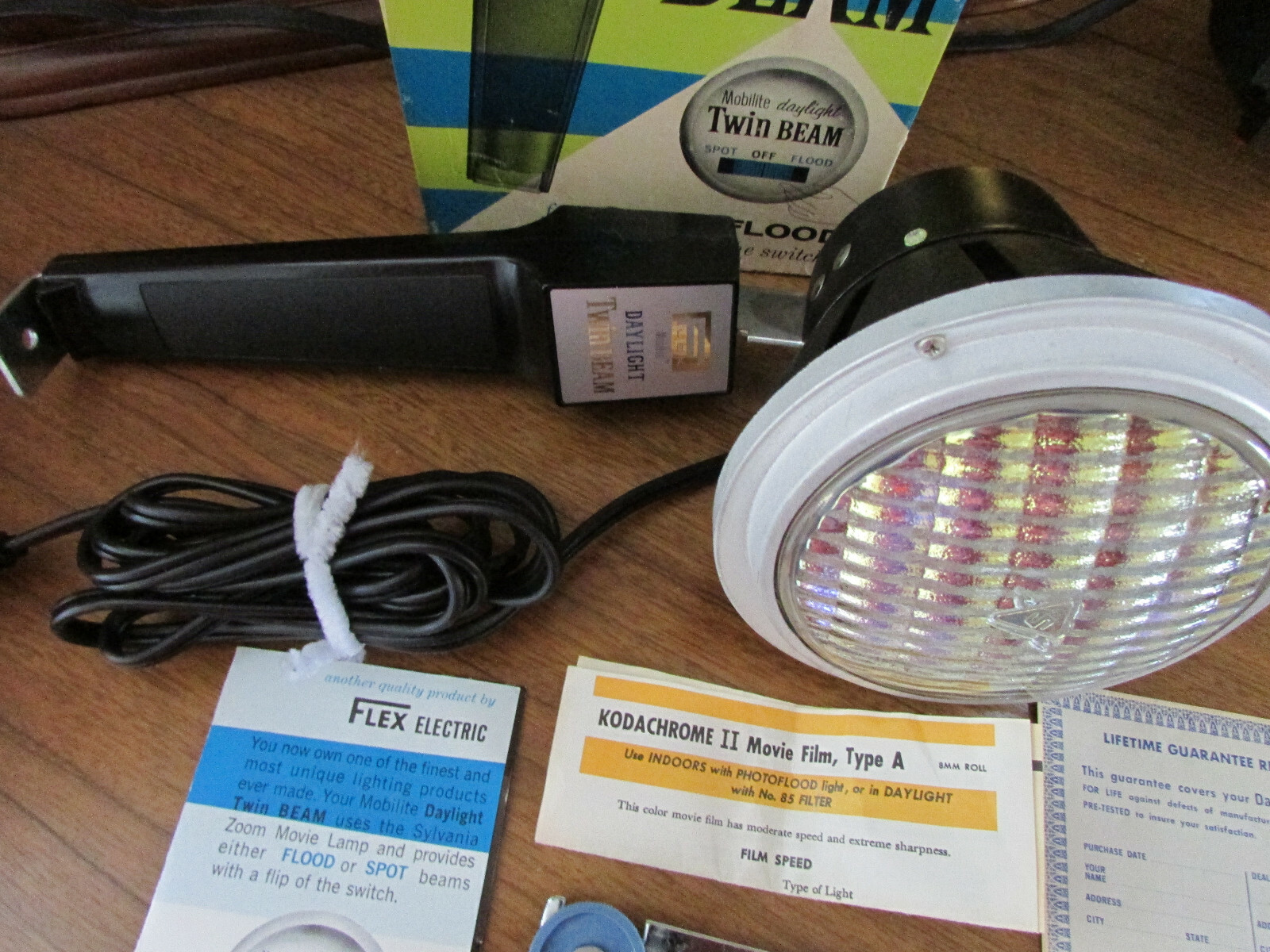 VINTAGE BOXED MOBILITE TWIN BEAM ZOOM SPOT TO FLOOD DAYLIGHT MOVIE SYLVANIA LAMP