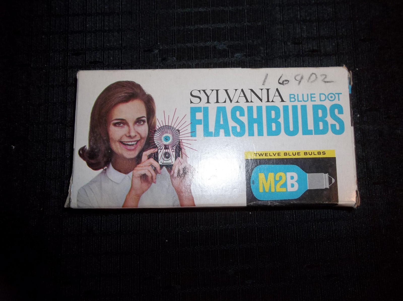9 Sylvania 1 GE M2B Flashbulbs in Original Box