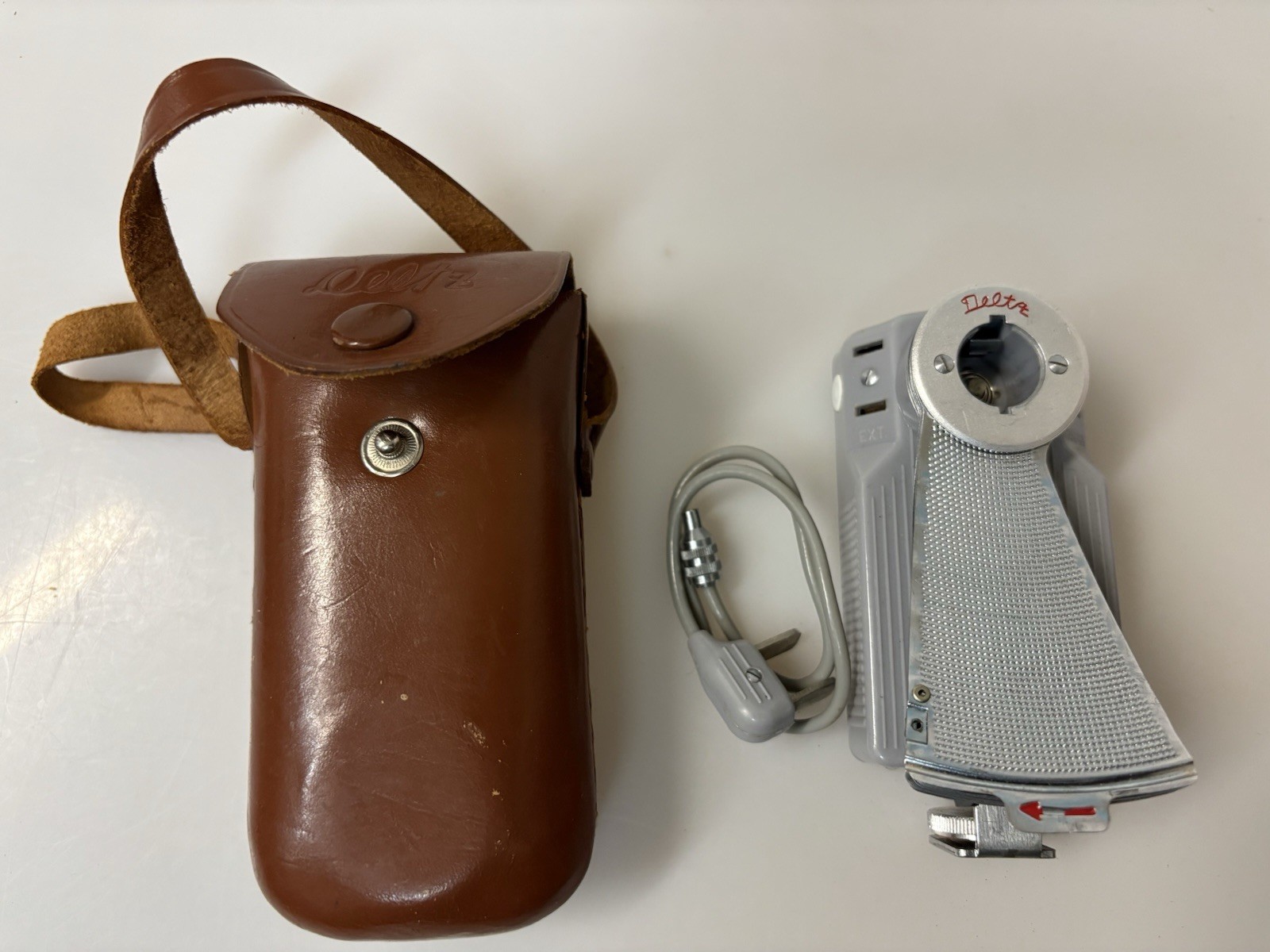 DELTA POCKET FLASH BULB LEATHER CASE SYNCHRONIZATION CORD UNTESTED •SOLD AS IS