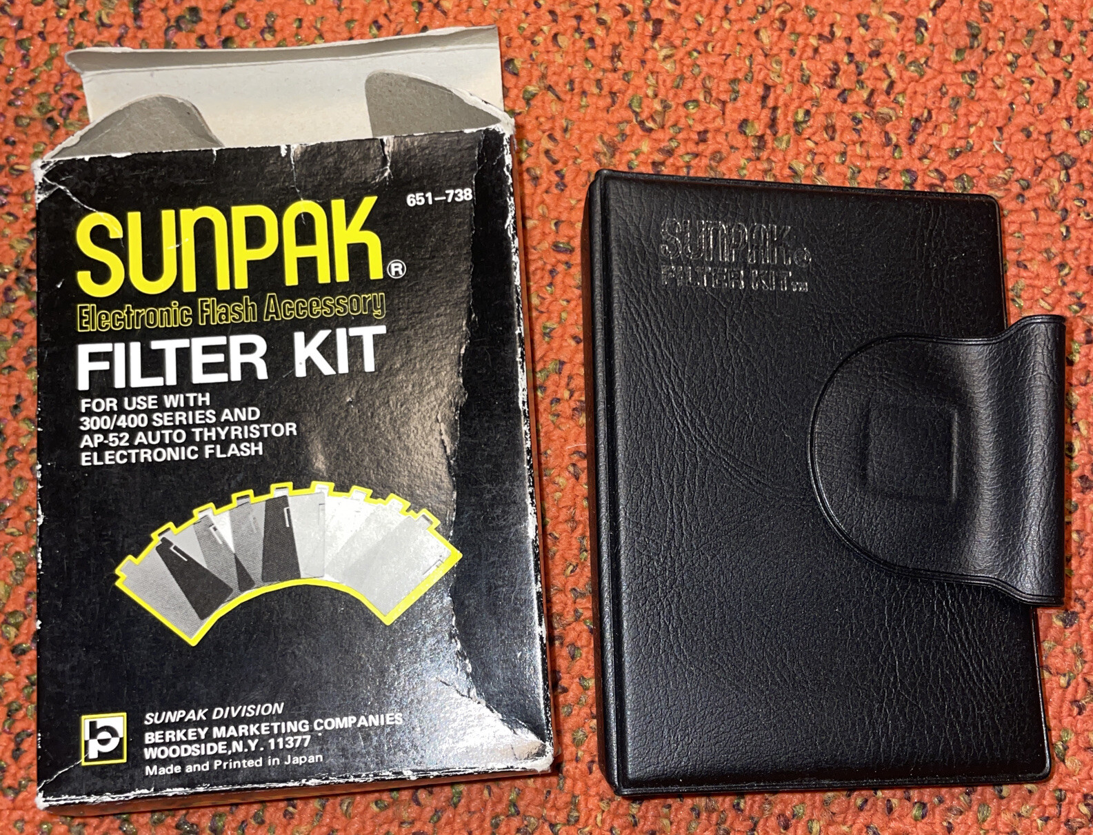 LOT of Vintage Camera Flash Bulbs Cubes Sylvania AG1B Sunpak Filter Kit ECT Read