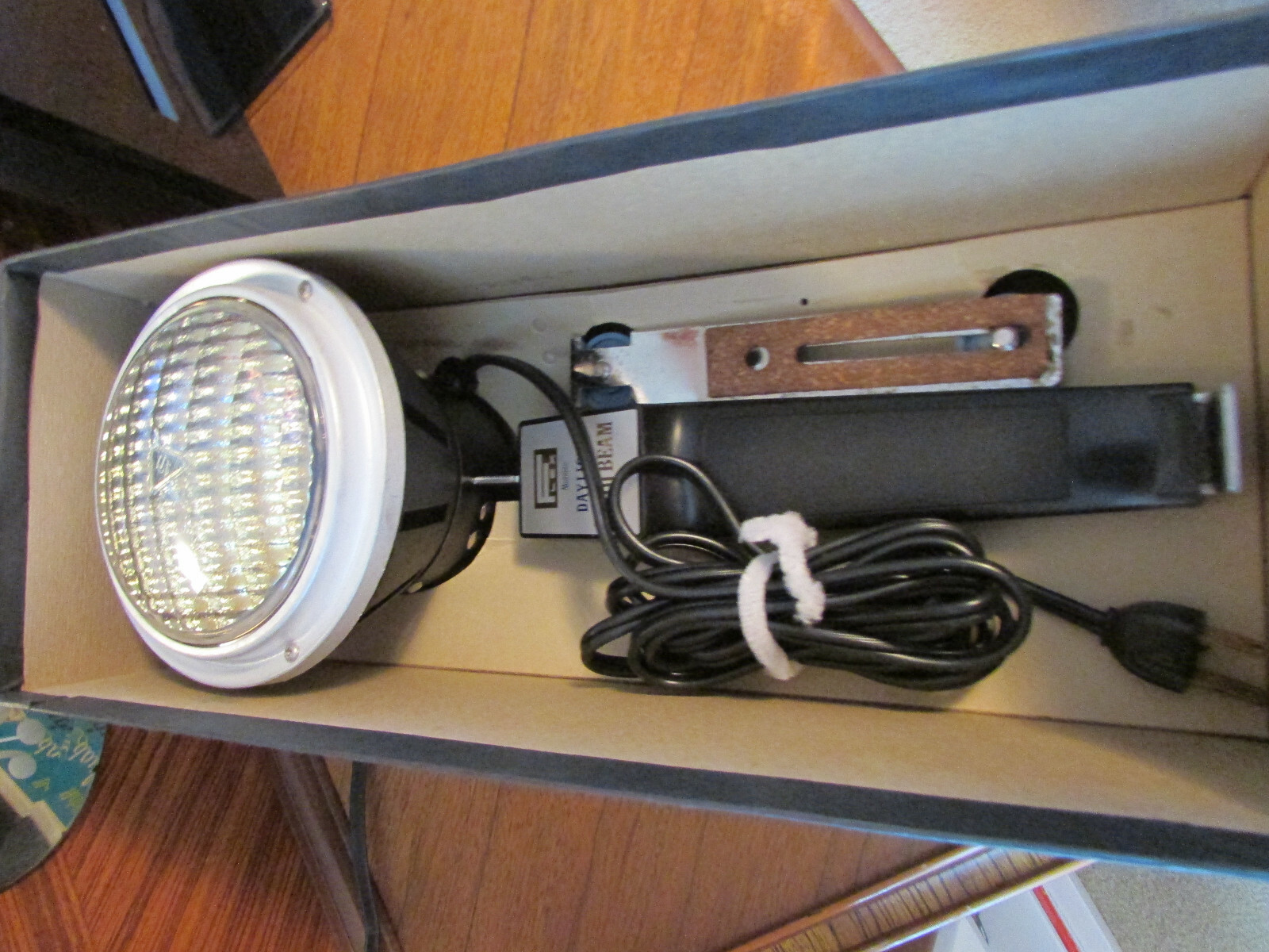 VINTAGE BOXED MOBILITE TWIN BEAM ZOOM SPOT TO FLOOD DAYLIGHT MOVIE SYLVANIA LAMP