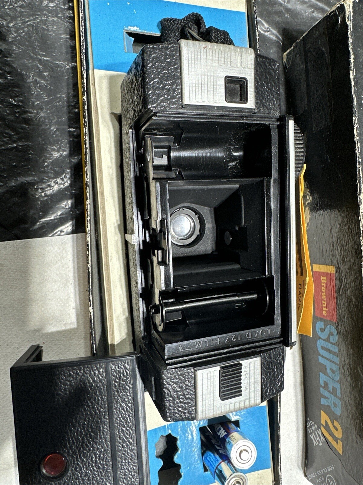 Several Vintage Cameras And Flash Bulbs, Read Full Description