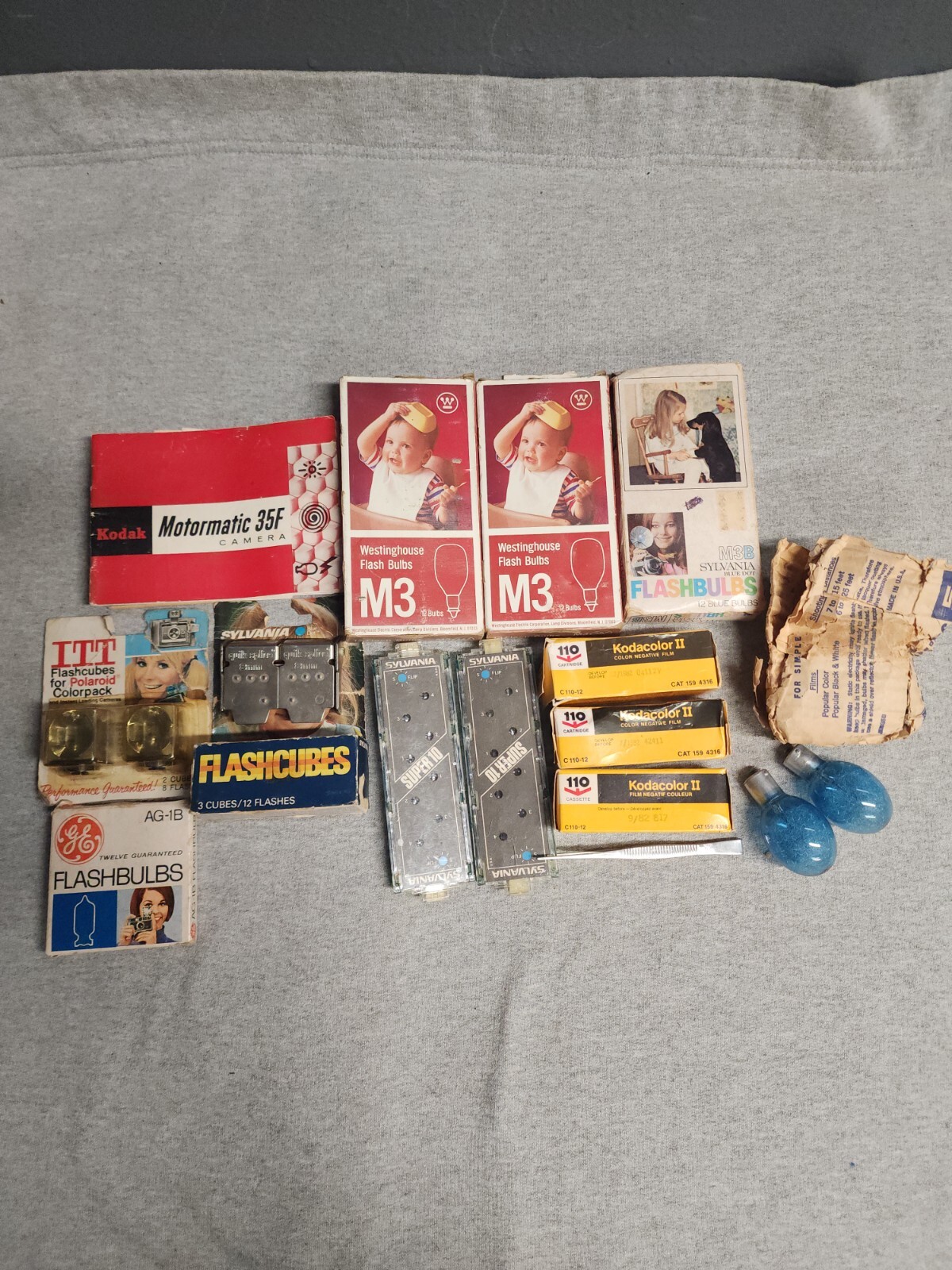 Vintage Lot of Assorted Flashbulbs for Vintage Cameras Some in Packages Great