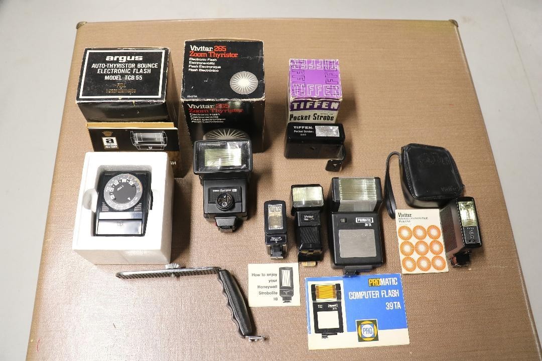 Vintage photo flash units in excellent condition, very lightly used. lot