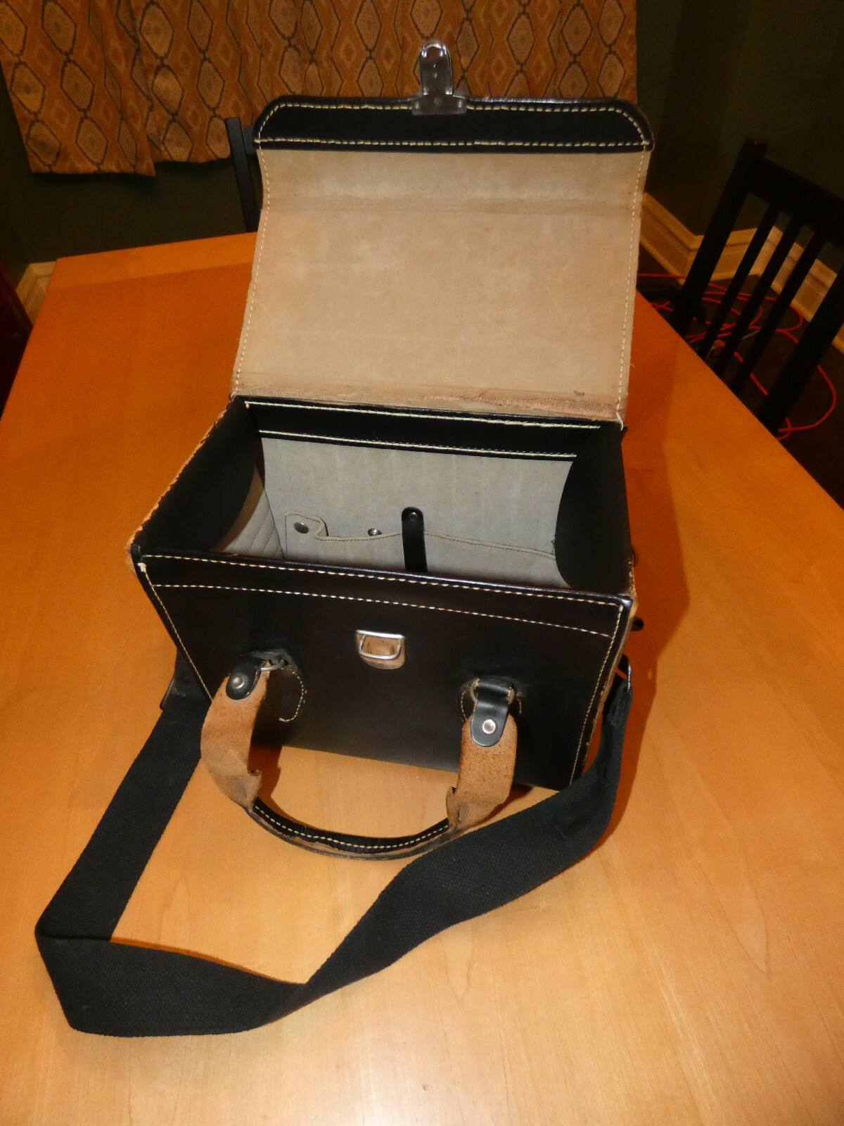 LARGE LEATHER CASE – TOWER CAMERA – VINTAGE – WITH STRAP – GEAR CASE BAG