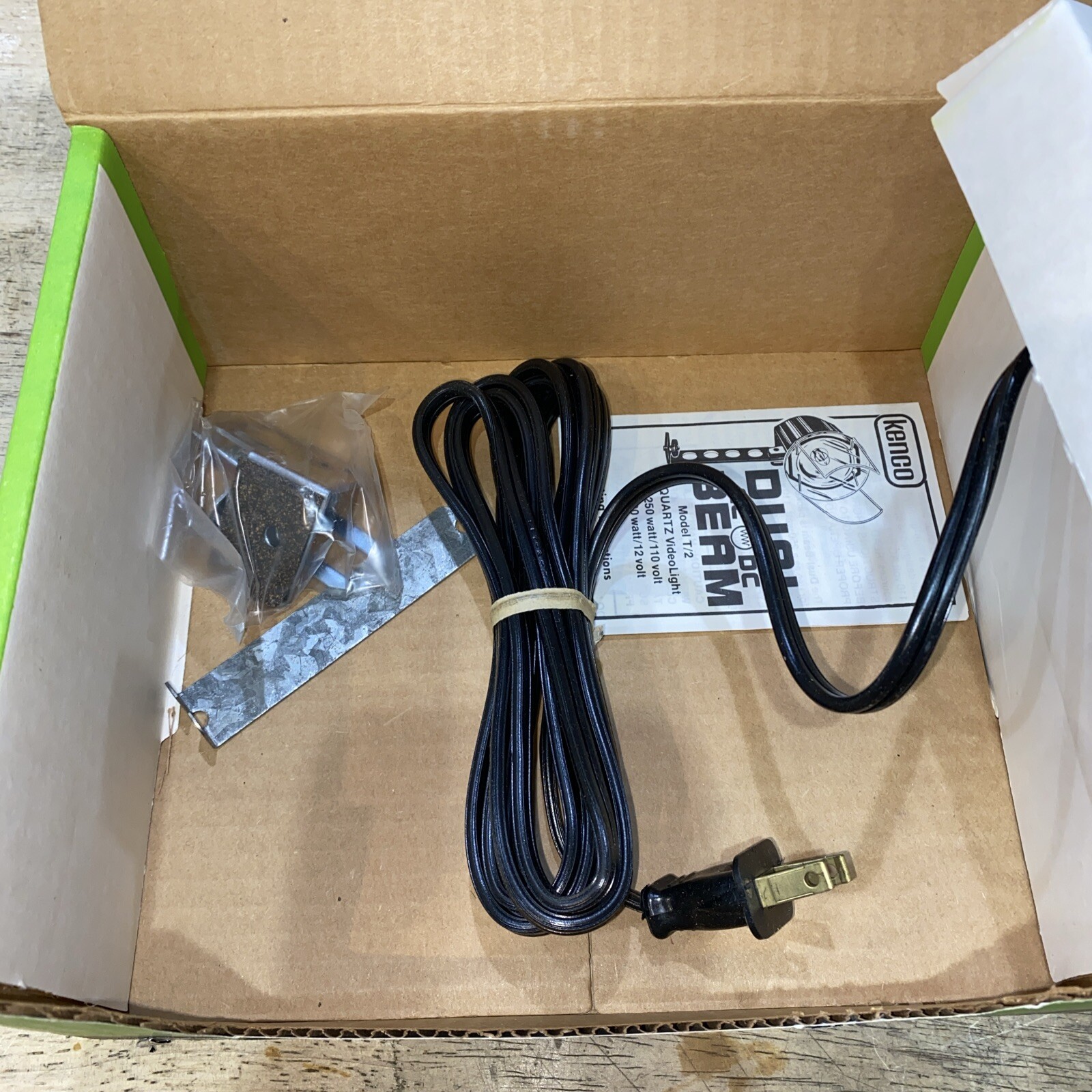 VINTAGE Kenco Dual Beam Video Light AC / DC Very Bright Model T/2 – NEW