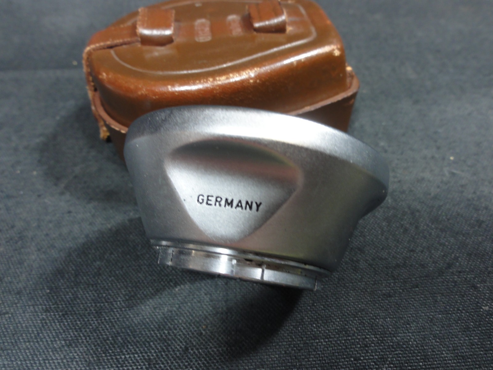 VOIGTLANDER VITO 310/32 PUSH ON LENS SHADE WITH LEATHER CASE