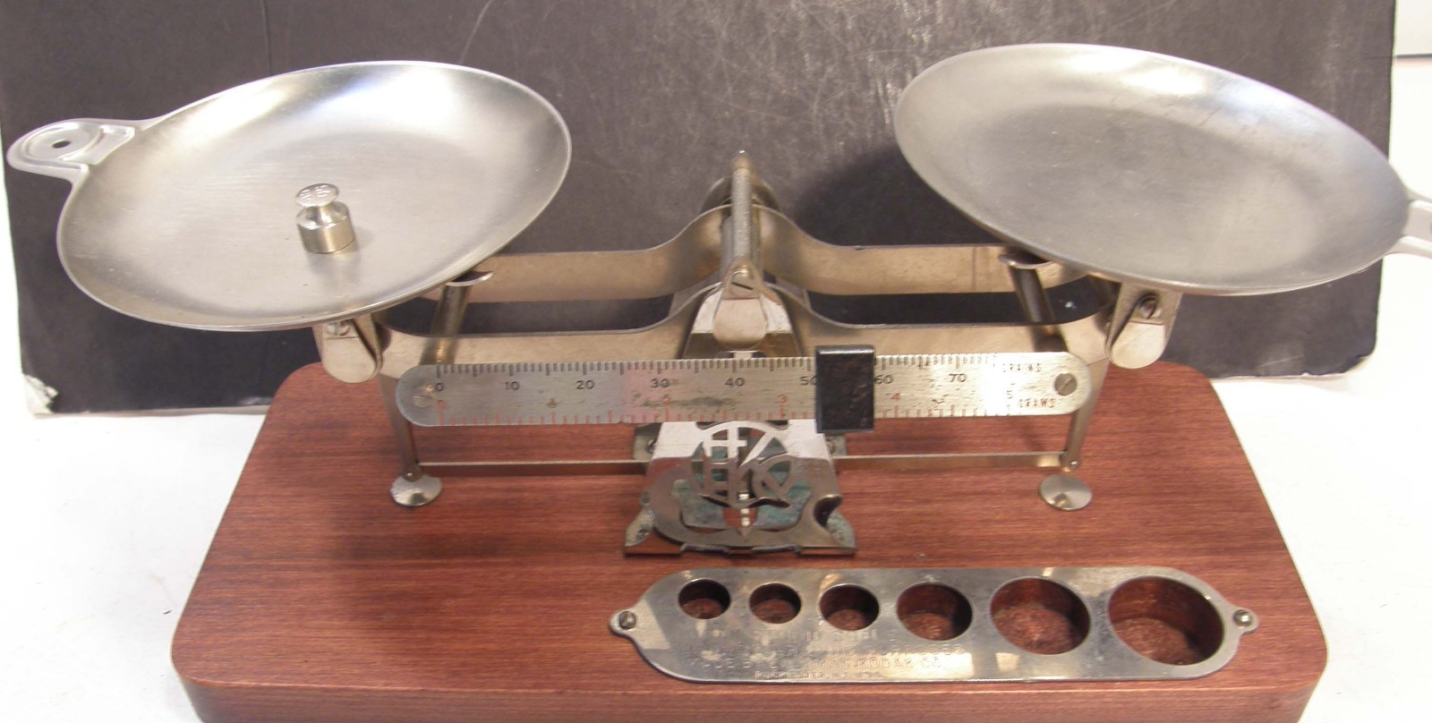 VINTAGE EASTMAN KODAK PHOTOGRAPHIC STUDIO SCALE W/WOODEN BASE PANS SOME WEIGHTS