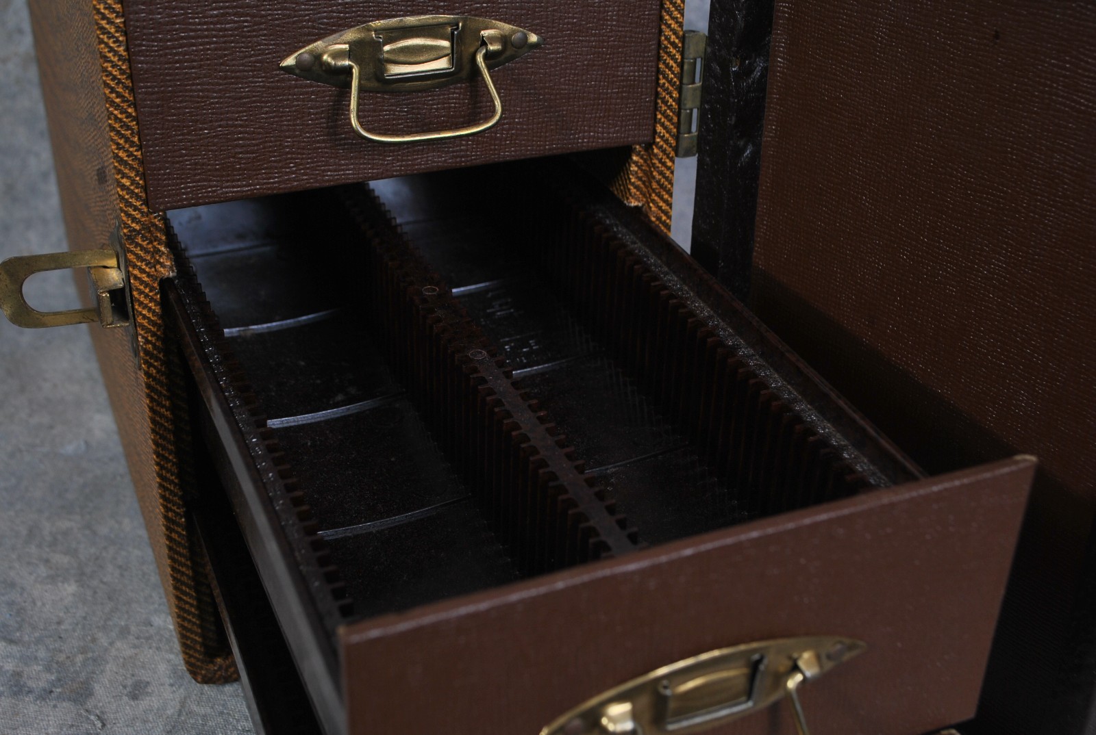Barnett & Jaffe of Philadelphia Portable Baja Slide Case That Holds 300 Slides