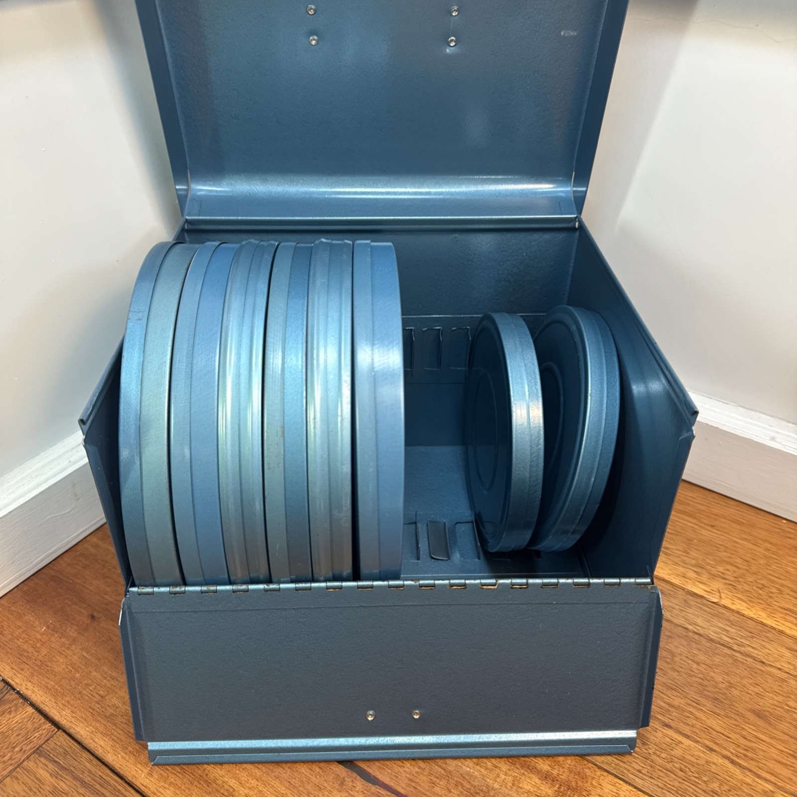 Super 8 MM Metal Film Reels Carry Case Box & 8 Canister & Reels Vintage Logan