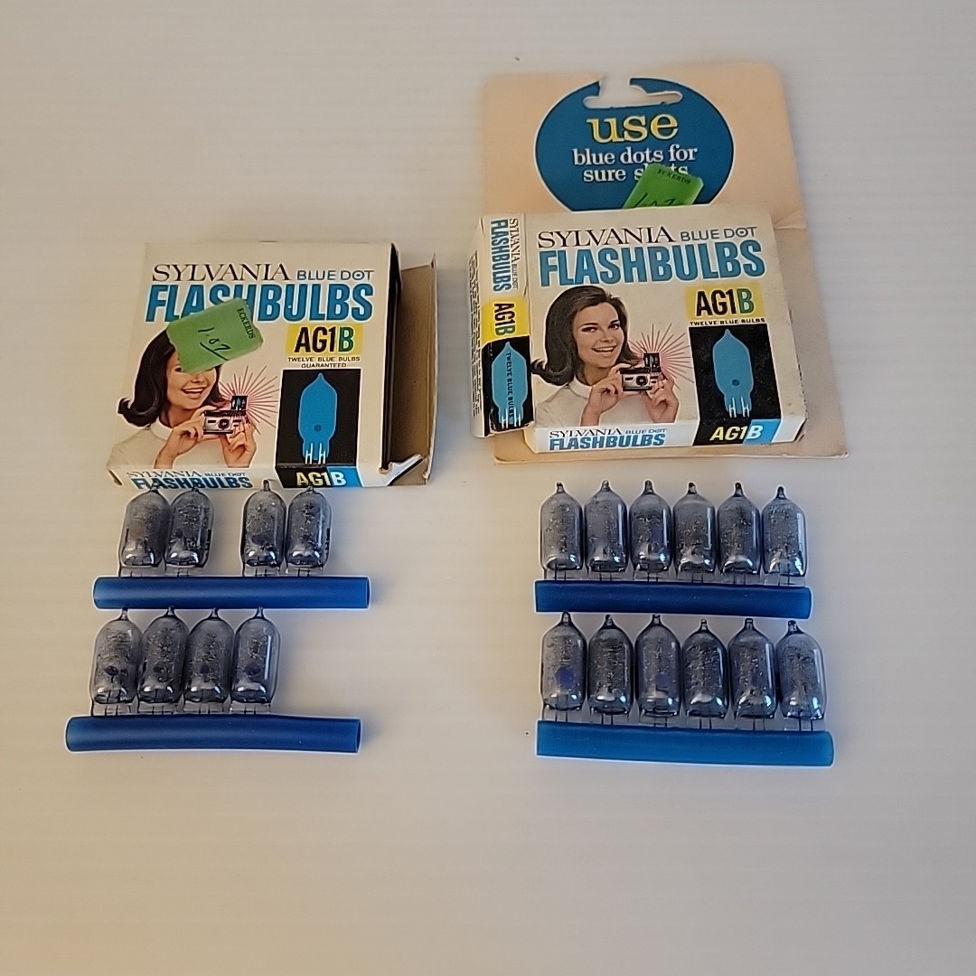 Vintage Sylvania Blue Dot AG1B Flashbulbs Lot 20 Bulbs w Display
