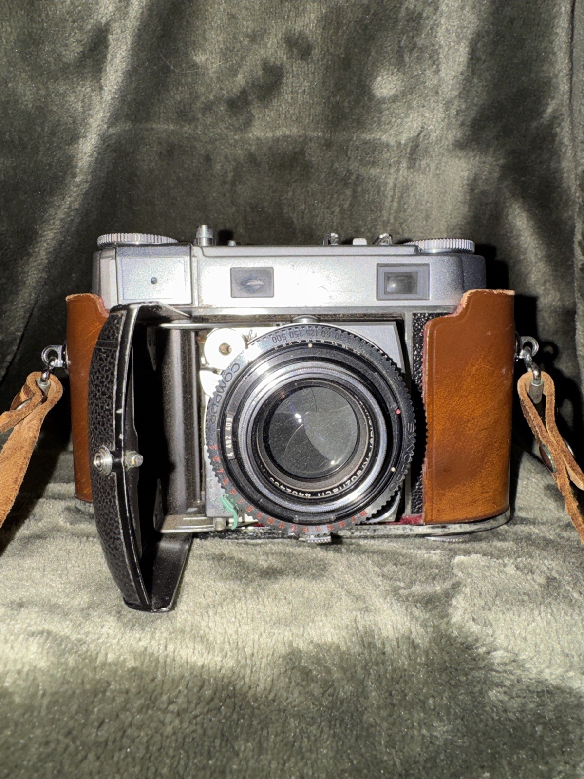 Kodak Retina IIIc w Kodak Bag, Kodalite Flasholder, Bulbs, And Light Reader.