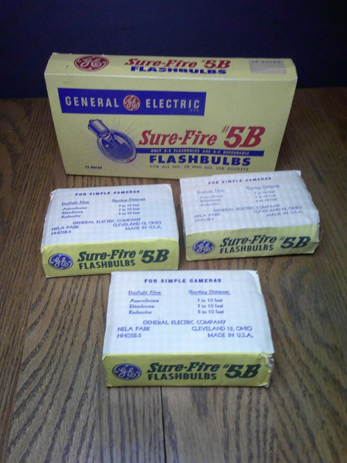Vintage General Electric flashbulbs sure-fire # 5B in original box 12 bulbs Z18