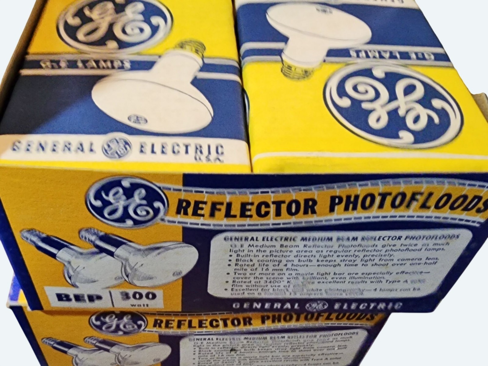 4 Vtg GE Reflector Photofloods 300W R-30 Medium Beam Lamps Photo Movie Lights
