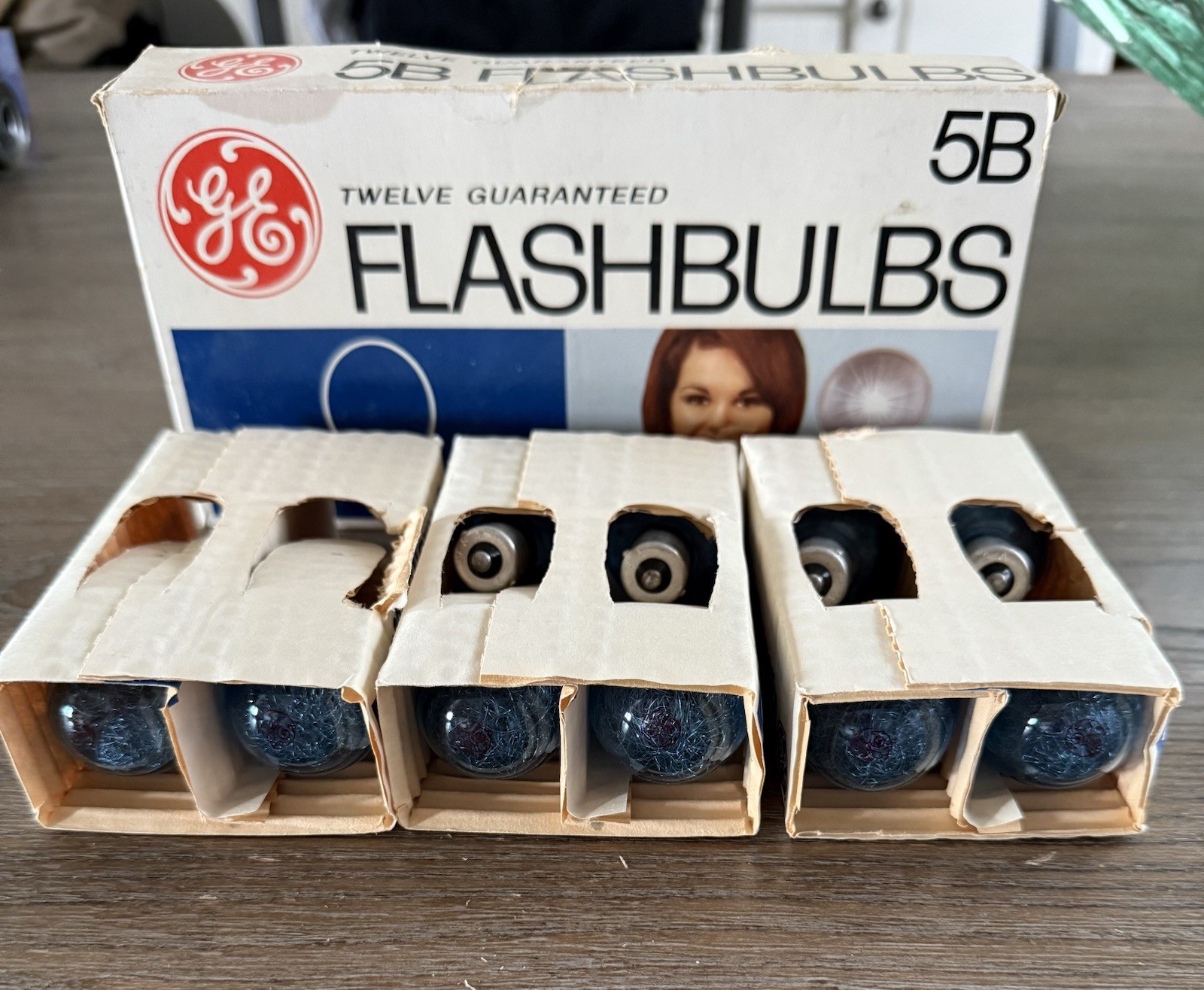 Vintage General Electric GE 5B Blue Camera Flash Bulbs 1 Box 10 Bulbs