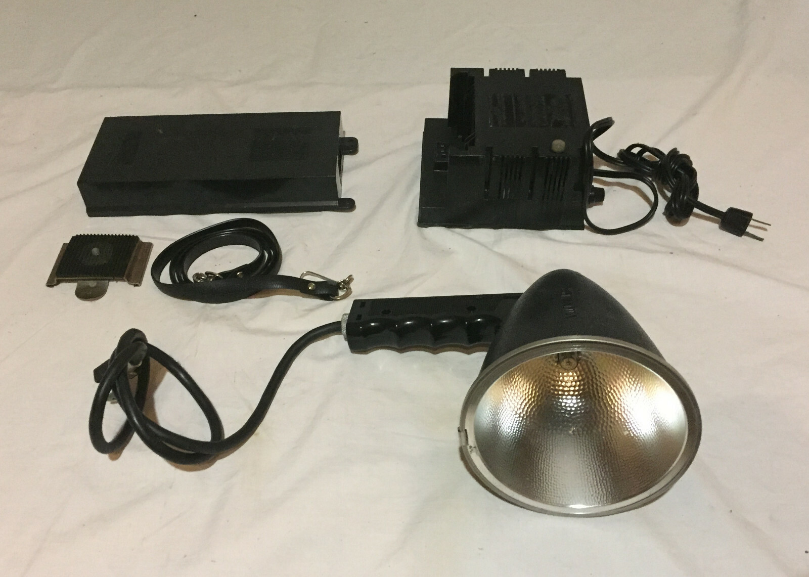 Vintage Sylvania Sun Gun SG-77A Movie Light with Charger Battery Pack, Prop?