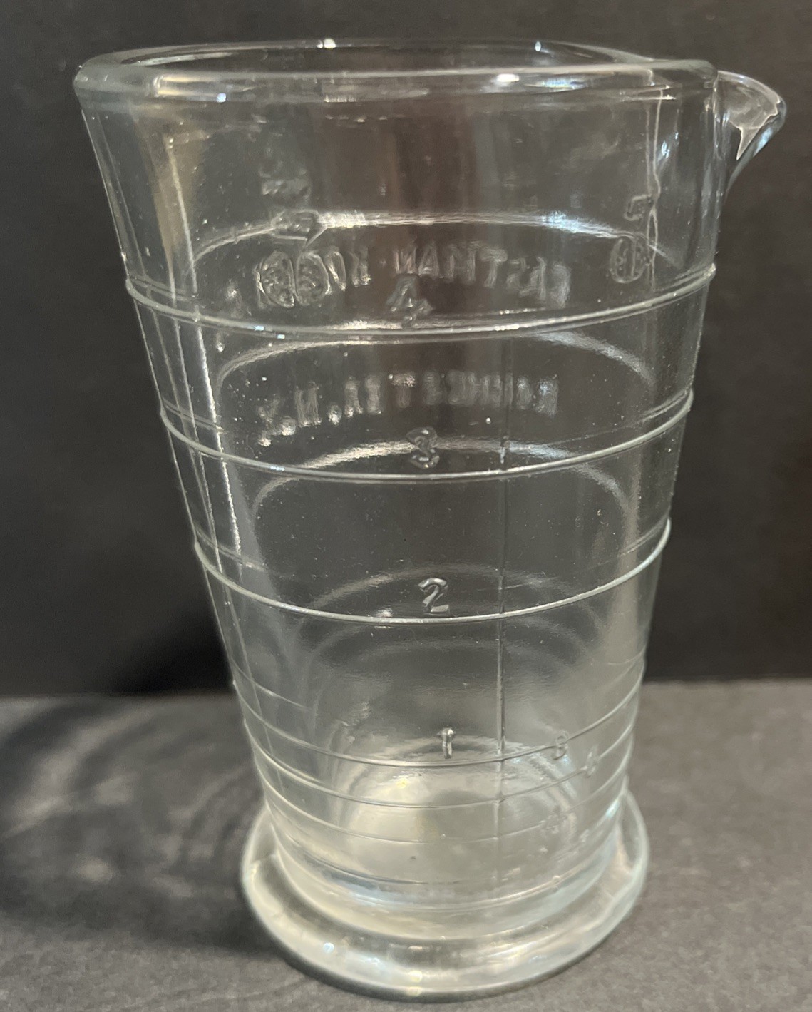 VTG. EASTMAN KODAK CO PHOTOGRAPHIC 4 Oz GLASS MEASURING BEAKER ROCHESTER NY