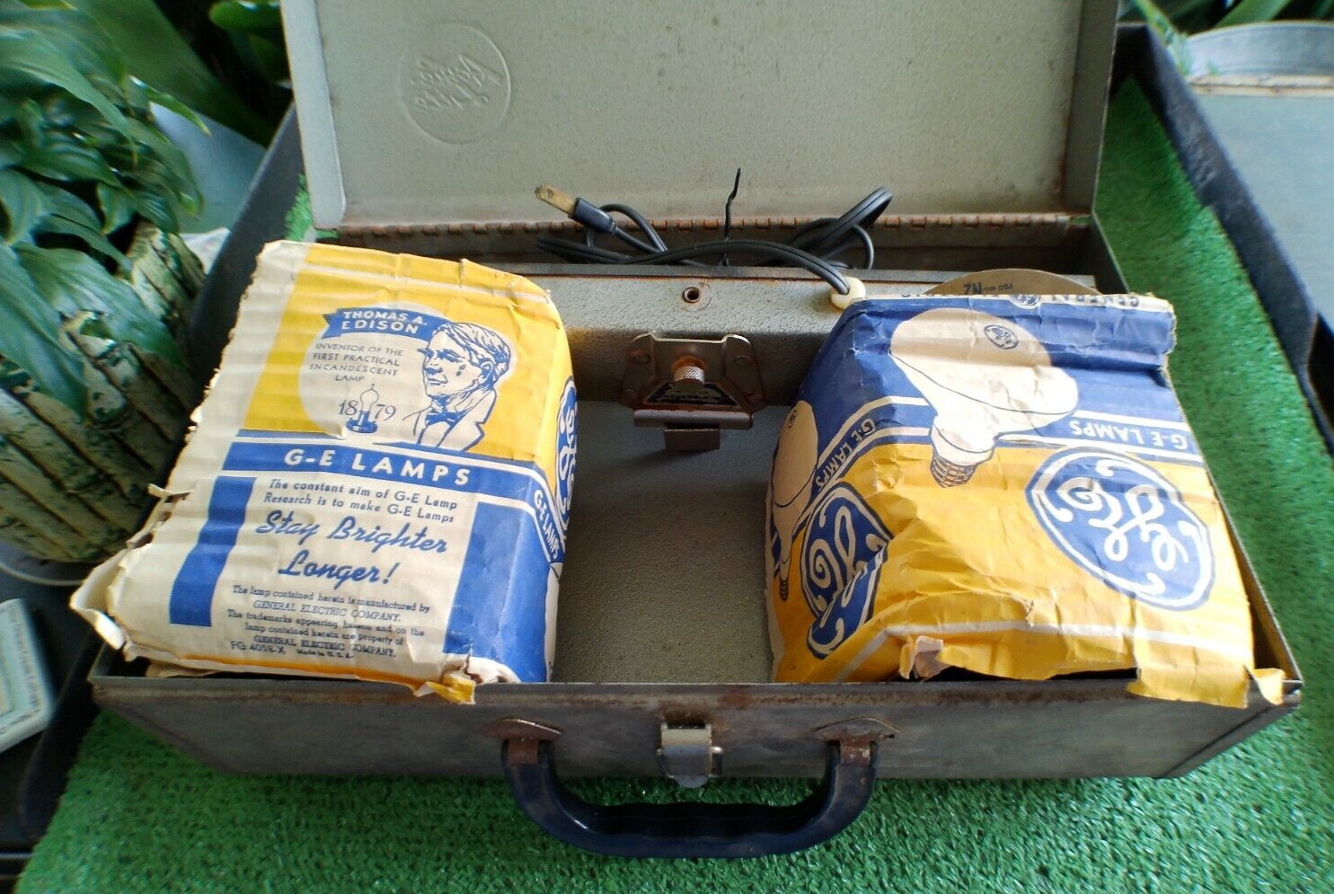 Vintage 1960s Acme Lite Mov-E-Lite 2 Bulb Lighting Bar w/ Case
