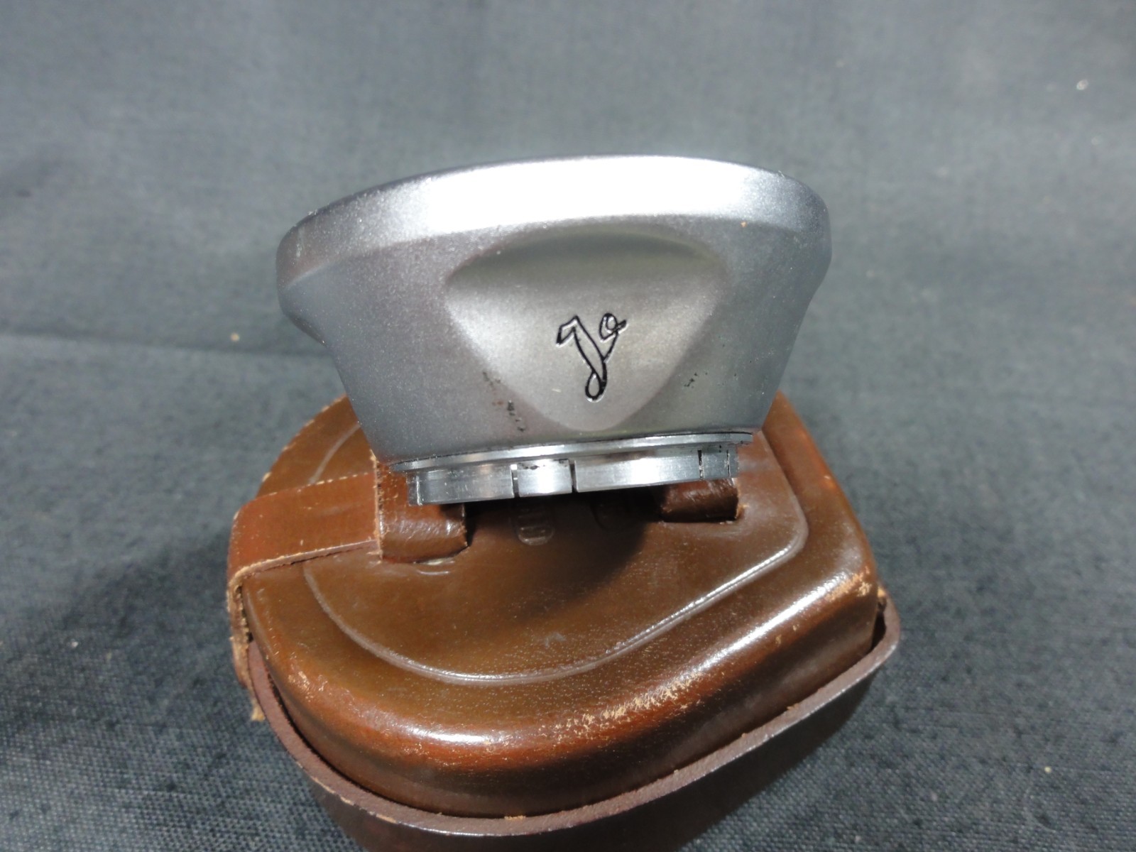 VOIGTLANDER VITO 310/32 PUSH ON LENS SHADE WITH LEATHER CASE