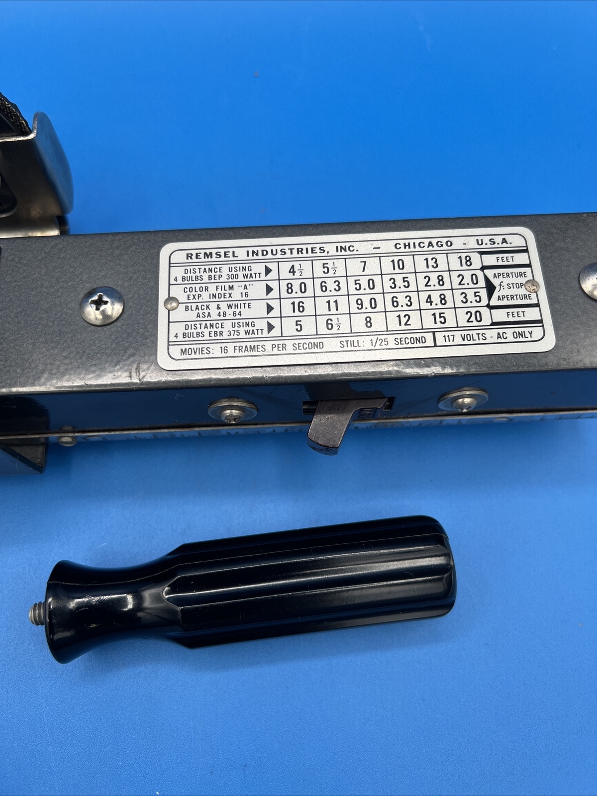 Remark Industries, Inc. CHICAGO 4 SOCKET PHOTO LIGHT BAR-WITH HANDLE