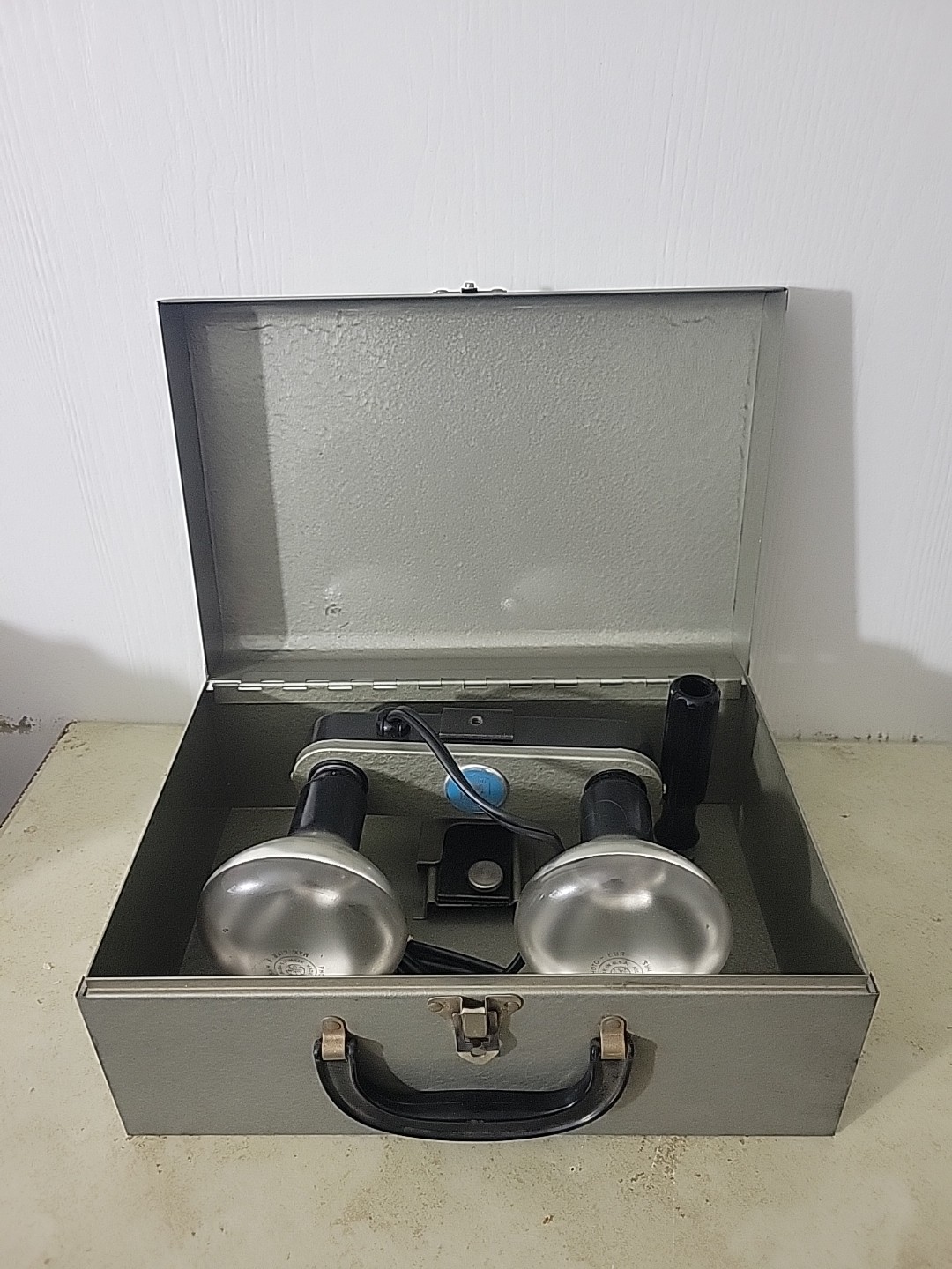 Working Remsel 2 Socket Photo Light Bar With Handle Case 300 Watt Bulbs Included