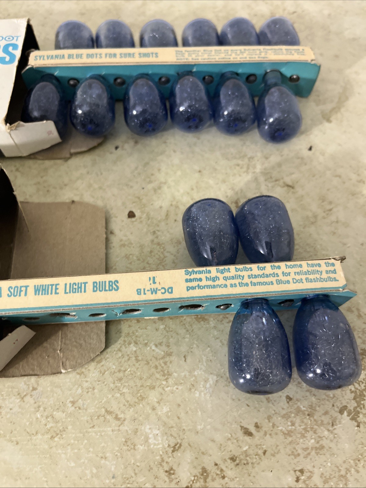 Vintage Sylvania M3B Blue Dot Flashbulbs 16 Pack