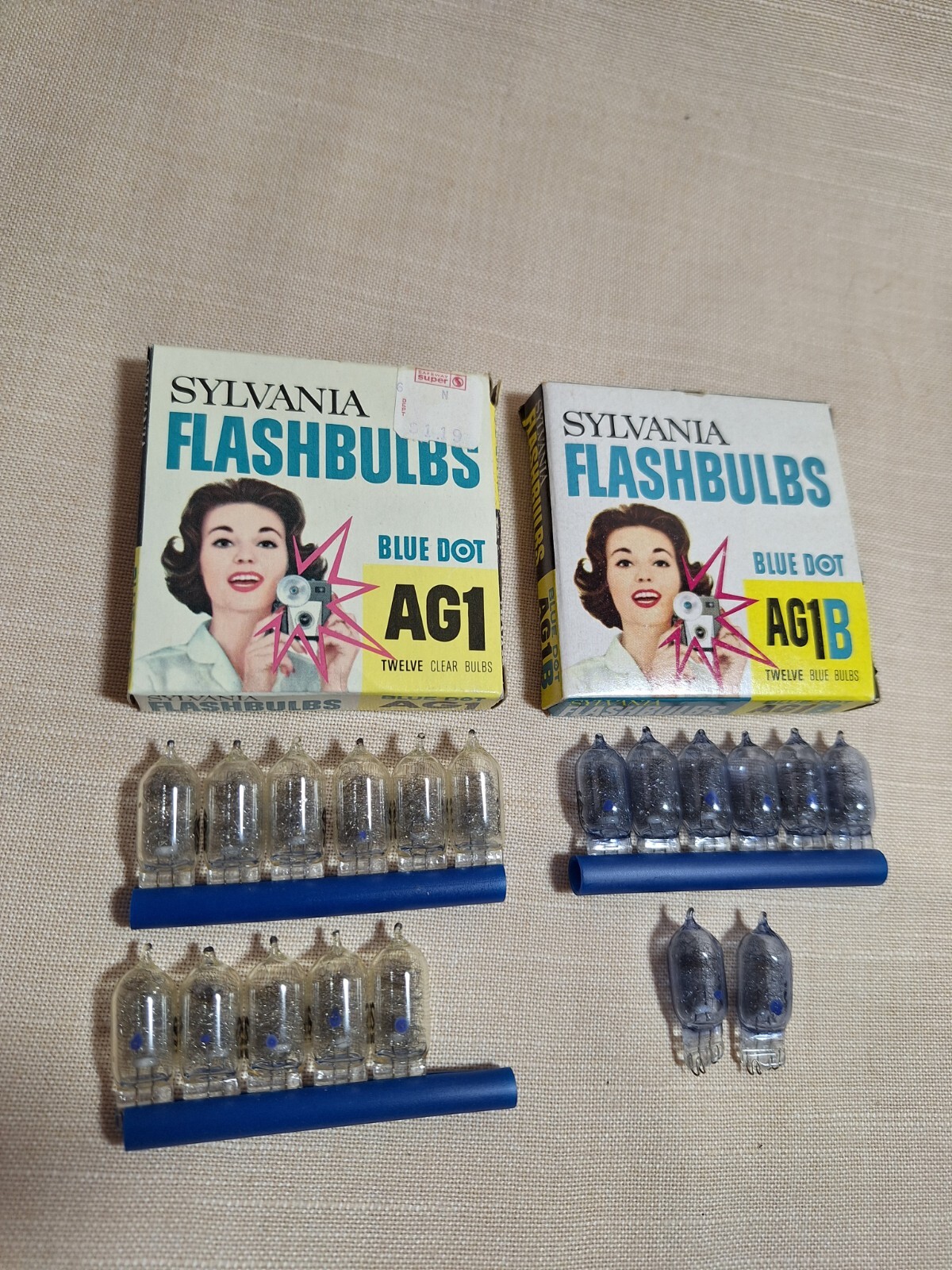 Vtg Sylvania Flashbulbs 11 Blue Dot AG1 and 8 AG1B NOS Made in USA 41R
